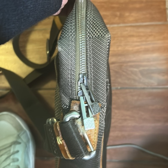 LOUIS VUITTON
Damier Geant Citadin Messenger Terre
📌 strap needs repair - Picture 7 of 8